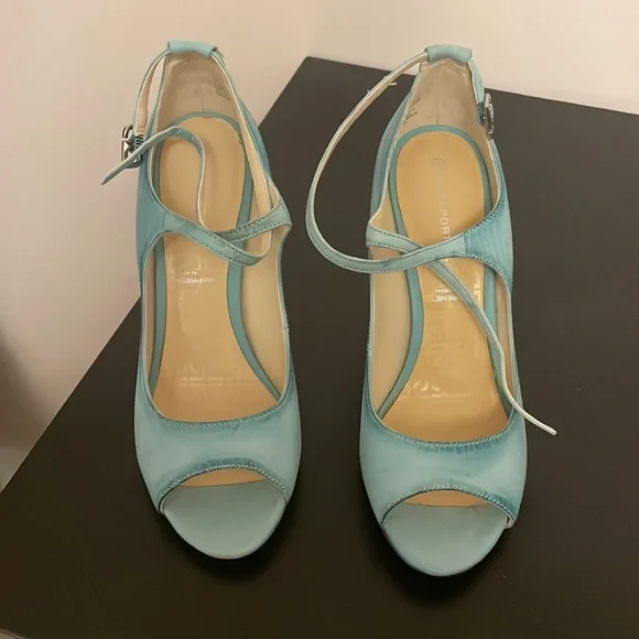 I am selling blue Rockport heels. They are size 6.5, only worn once. Not for me. - Picture 2 of 4